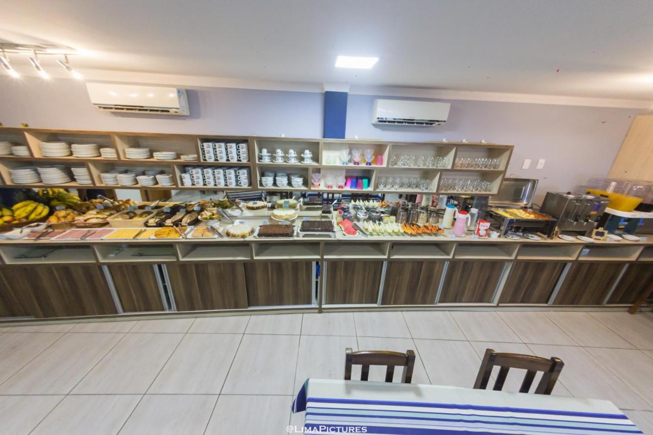 Salão do café da manhã com o buffet montado