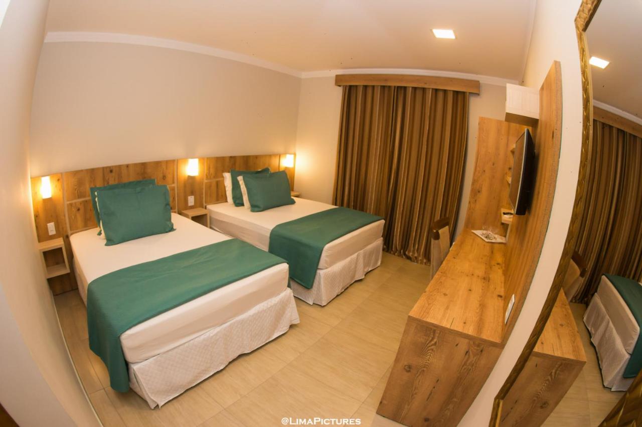Quarto com duas camas de solteiro