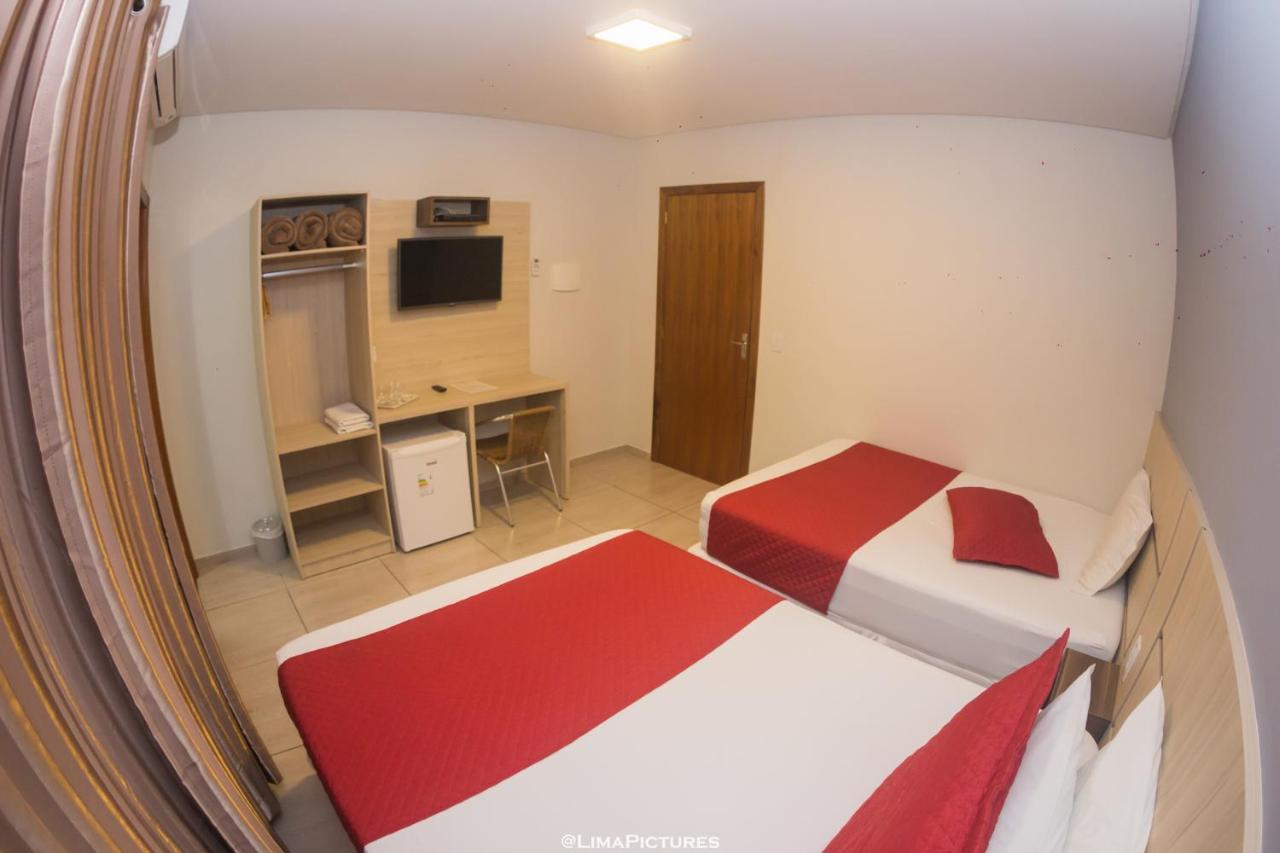 Quarto com cama, armário e frigobar